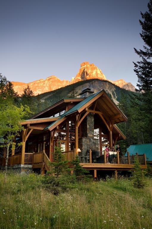 Cathedral Mountain Lodge Field Exterior photo