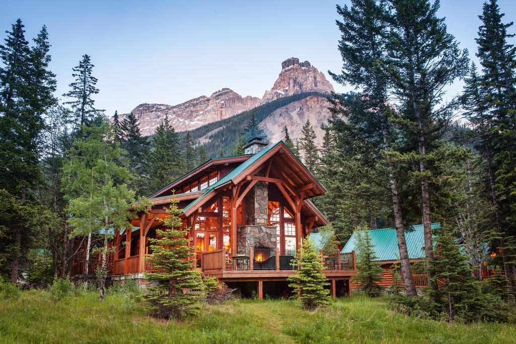 Cathedral Mountain Lodge Field Exterior photo