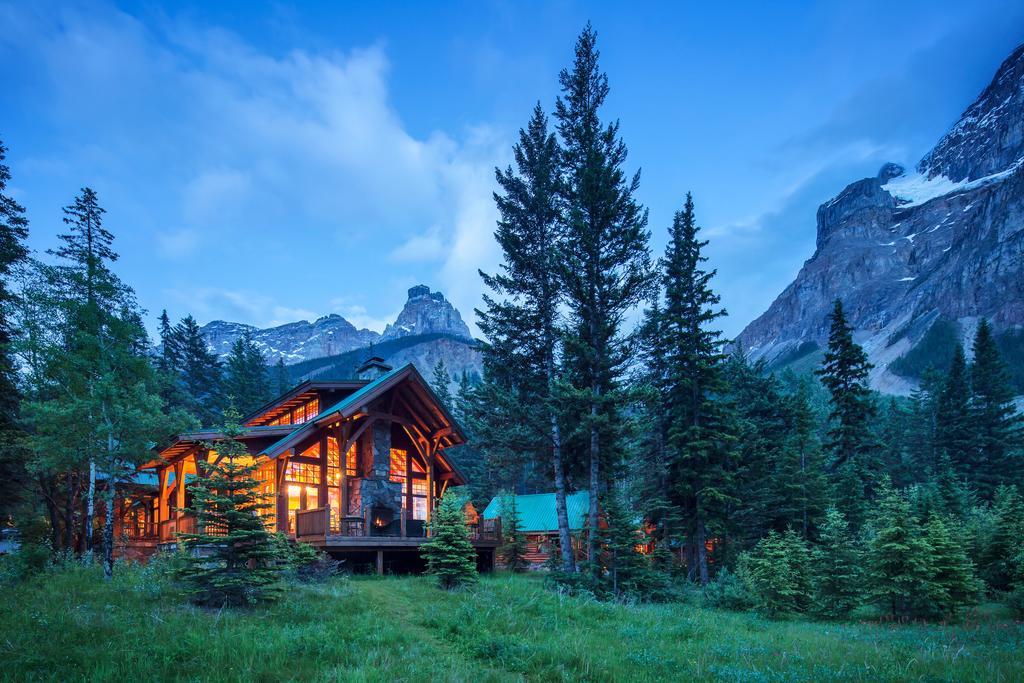 Cathedral Mountain Lodge Field Exterior photo
