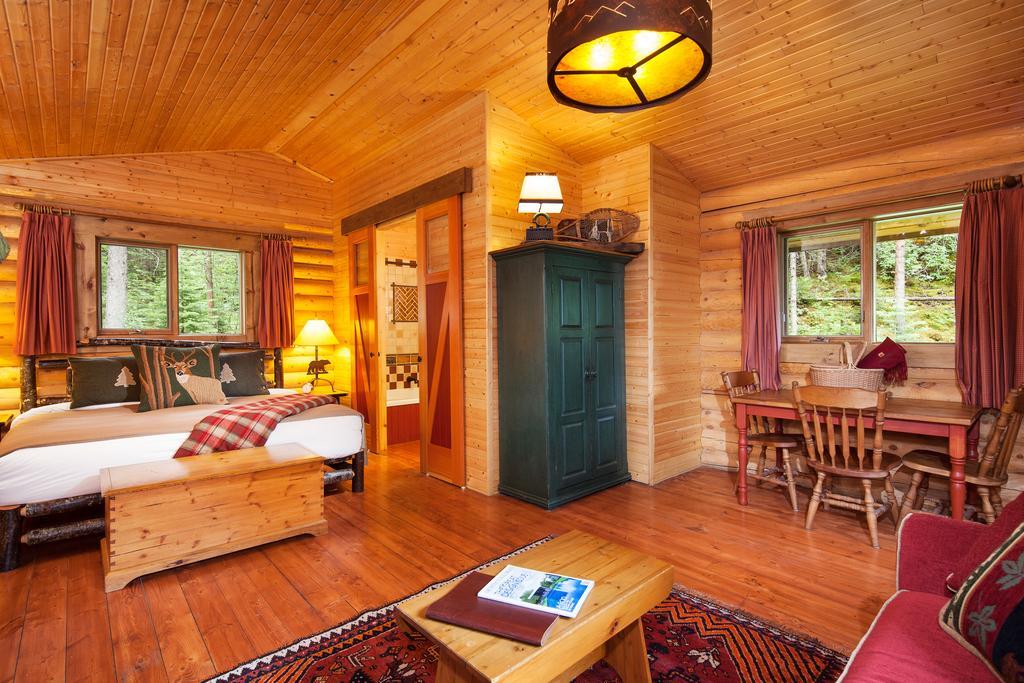 Cathedral Mountain Lodge Field Exterior photo