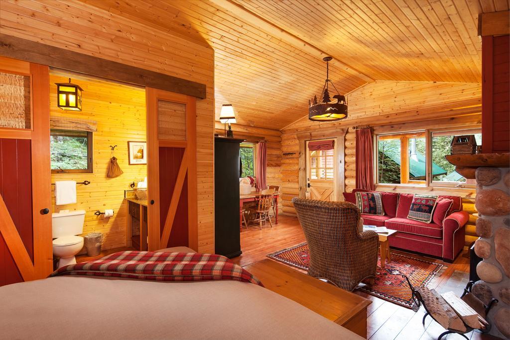 Cathedral Mountain Lodge Field Exterior photo