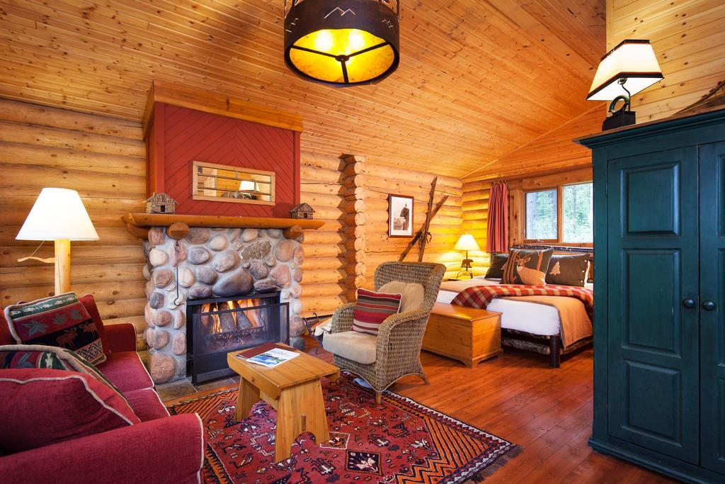 Cathedral Mountain Lodge Field Exterior photo