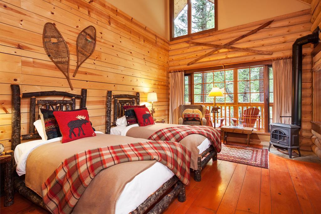 Cathedral Mountain Lodge Field Exterior photo
