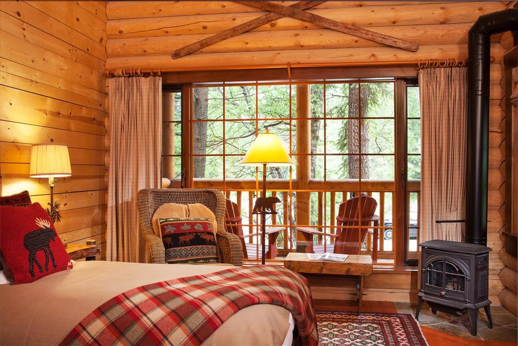 Cathedral Mountain Lodge Field Exterior photo
